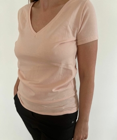 Remera básica manga corta cuello V ( rosa) - comprar online