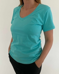 Remera básica manga corta cuello V ( Acqua) - comprar online