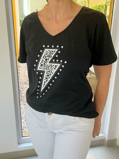 Remera Rayo y tachas