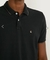 A polo é confeccionada em malha piquet com modelagem reta. A peça possui gola colarinho com abotoamento, mangas curtas, detalhe com o logo da marca bordado na altura do peito, listras na gola, listra branca na lateral, punhos e acabamentos canelados. 