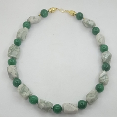 Colar com esferas de pedra jade verde e pedra Jade mesclada