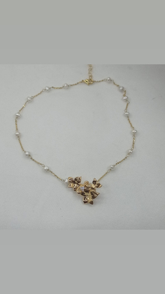 Colar curto com flores no banho de ouro 18k