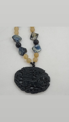 Colar mandala em pedra jade, madrepérolas, ônix, cristal rutilo - comprar online