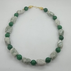 Colar com esferas de pedra jade verde e pedra Jade mesclada - comprar online