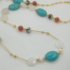 Colar longo com howlita turquesa, esferas em pedra Ágata, cristais rutilo e pérolas - comprar online