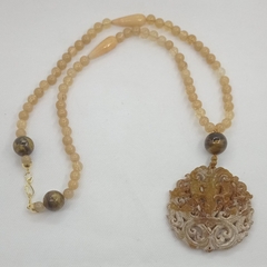 Colar mandala em pedra jade, cristais rutilo e olho de tigre
