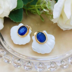 Brincos em madrepérolas e cristais no banho de ouro 18k - comprar online