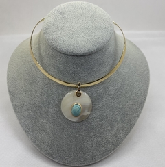 Choker com pingente de madrepérola e pedra turquesa na internet