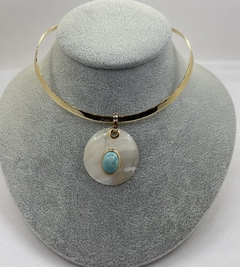 Choker com pingente de madrepérola e pedra turquesa - comprar online