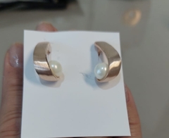 Brincos com pérola no banho de ouro 18k acetinado - comprar online