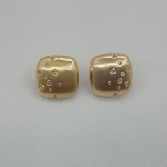 Brincos no banho de ouro cravejado com cristais