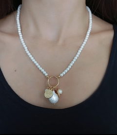 Colar com pérolas Shell, pingente com pérola barroca e pingentes no banho de ouro 18k