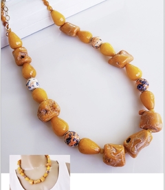 Colar coral, gotas de pedra jade e esferas de jaspe