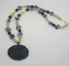 Colar mandala em pedra jade, madrepérolas, ônix, cristal rutilo