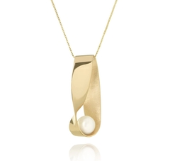 Colar banho de ouro acetinado com pérola