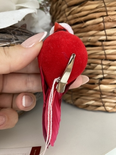 Passarinho vermelho c/ touca e grampo - 10x4x5cm - Guirlandas e Decor