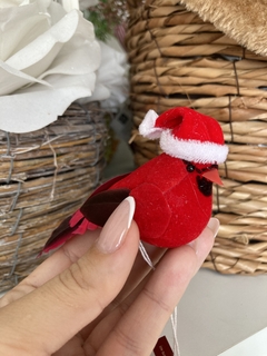 Passarinho vermelho c/ touca e grampo - 10x4x5cm na internet