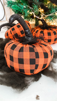 Abóbora decorativa de Pelúcia xadrez c/ tule - 25cm