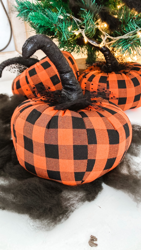 Abóbora decorativa de Pelúcia xadrez c/ tule - 25cm