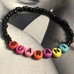 Pulseira  de missanga preta com letras coloridas  - comprar online