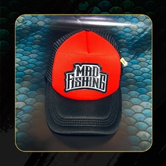 Gorra trucker negra frente rojo bordado frase.