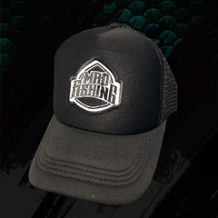 Gorra trucker negra con aplique bordado.