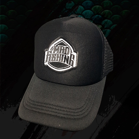Gorra trucker negra con aplique bordado.