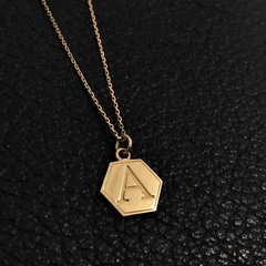 Cordão Colmeia Medalha Letra A em Ouro