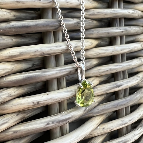 Peridoto Gota Ponto de Luz em Prata