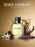 Frasco do perfume Dolce & Gabbana Pour Homme com elementos naturais ao redor