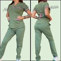 Ambo verde militar con rosa