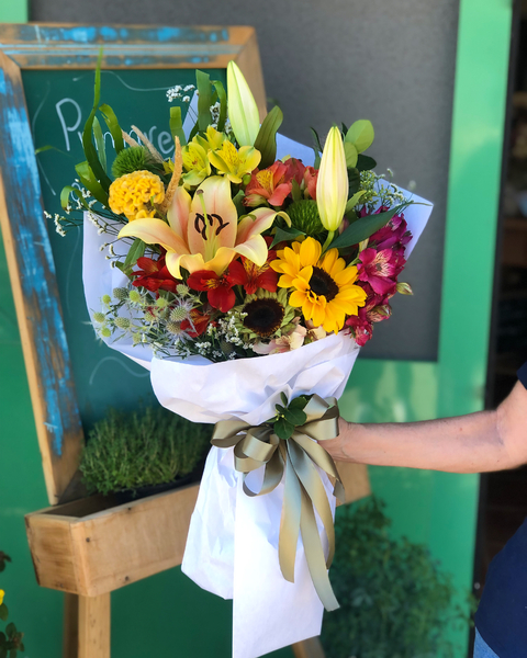 Buquê colorido com flores mistas