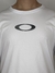 Camiseta Oakley Skull Branca - loja online