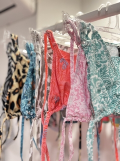 Bikini triángulo estampada en internet