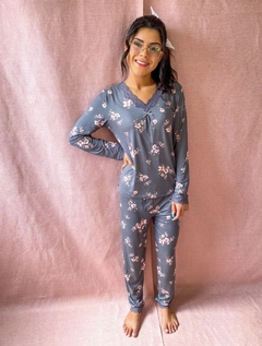 PIJAMA FLORAL CINZA