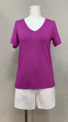 T-shirt com Decote em V