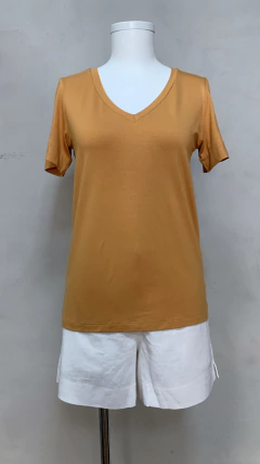 T-shirt com Decote em V na internet