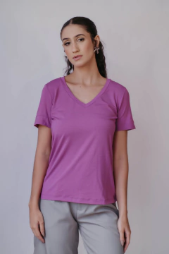 T-shirt com Decote em V na internet