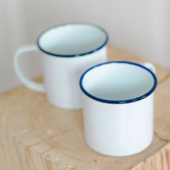 Caneca esmaltada branca und