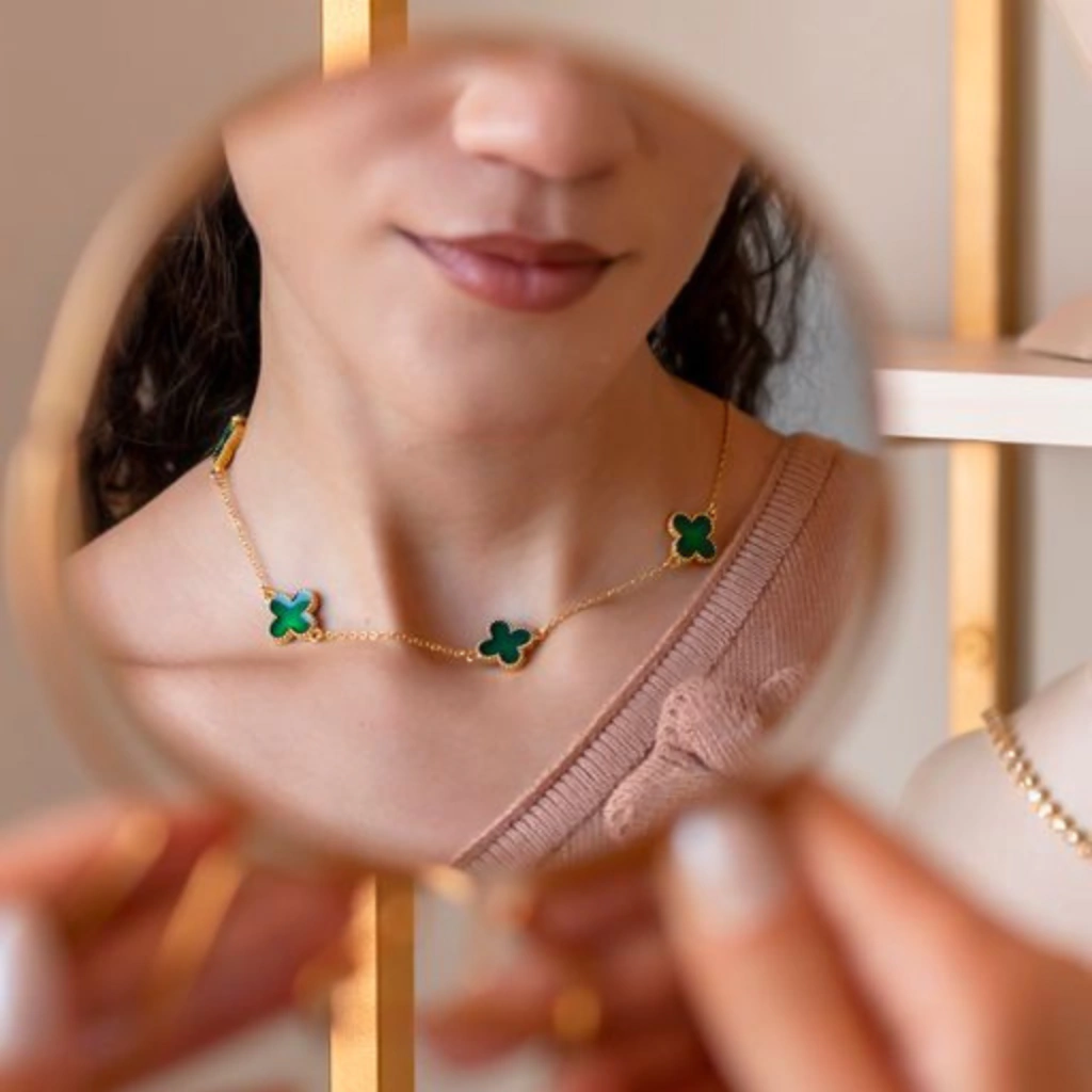Colar trevo esmaltado verde
