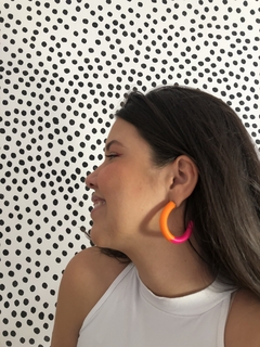 Argola Metadinha Miúda Tangerina e Rosa Chocante na internet