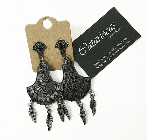 Brinco grafite detalhe penas