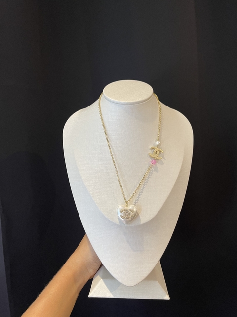Colar Chanel coração pérola