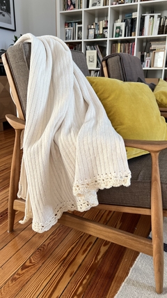 Manta tejida con borde crochet