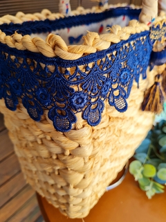 Bolsa de Palha modelo Quadrada Bordada com Renda azul royal na internet