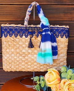 Bolsa de Palha modelo Quadrada Bordada com Renda azul royal