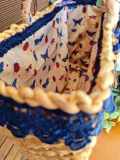 Bolsa de Palha modelo Quadrada Bordada com Renda azul royal - Iuníque Concept