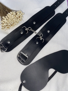 Imagem do Kit Bdsm: Algema, chicote e venda