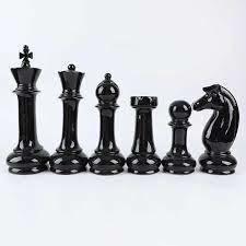 Juego de seis piezas de ajedrez de cerámica negra