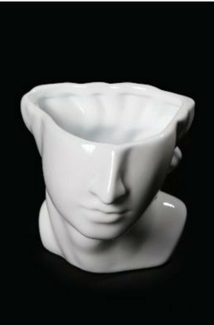 figura de ceramica color blanca